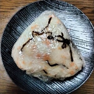 おにぎり ( 鮭フレーク 塩昆布 白だし )